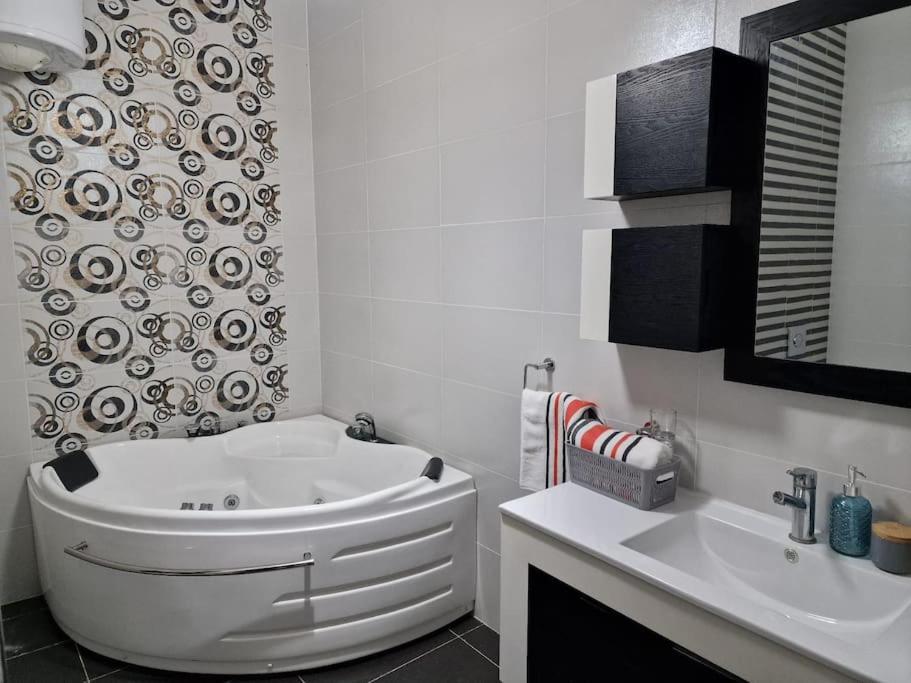 City Center Properties - Modern Two Bedroom Apartment With A Hot Tub And Amazing Location St. Paul's Bay Exterior foto