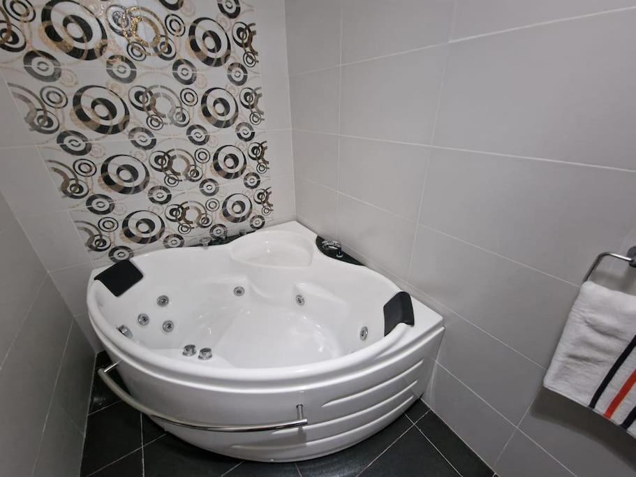 City Center Properties - Modern Two Bedroom Apartment With A Hot Tub And Amazing Location St. Paul's Bay Exterior foto